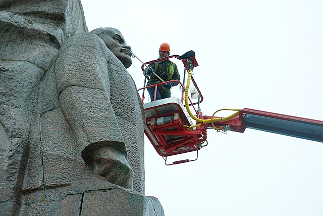 pomyvka pamyatnikov 04